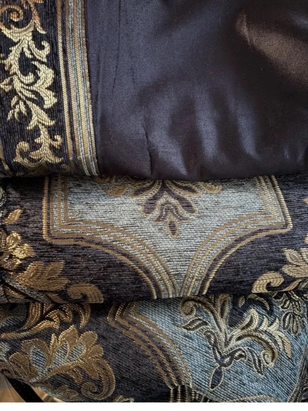 J. Queen New York Middlebury 4-Piece Comforter Set Sz QUEEN. MSSING ONE SHAM